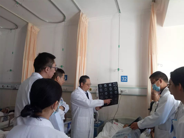 民建云南省委医疗专家团队到丽江免费看病啦！